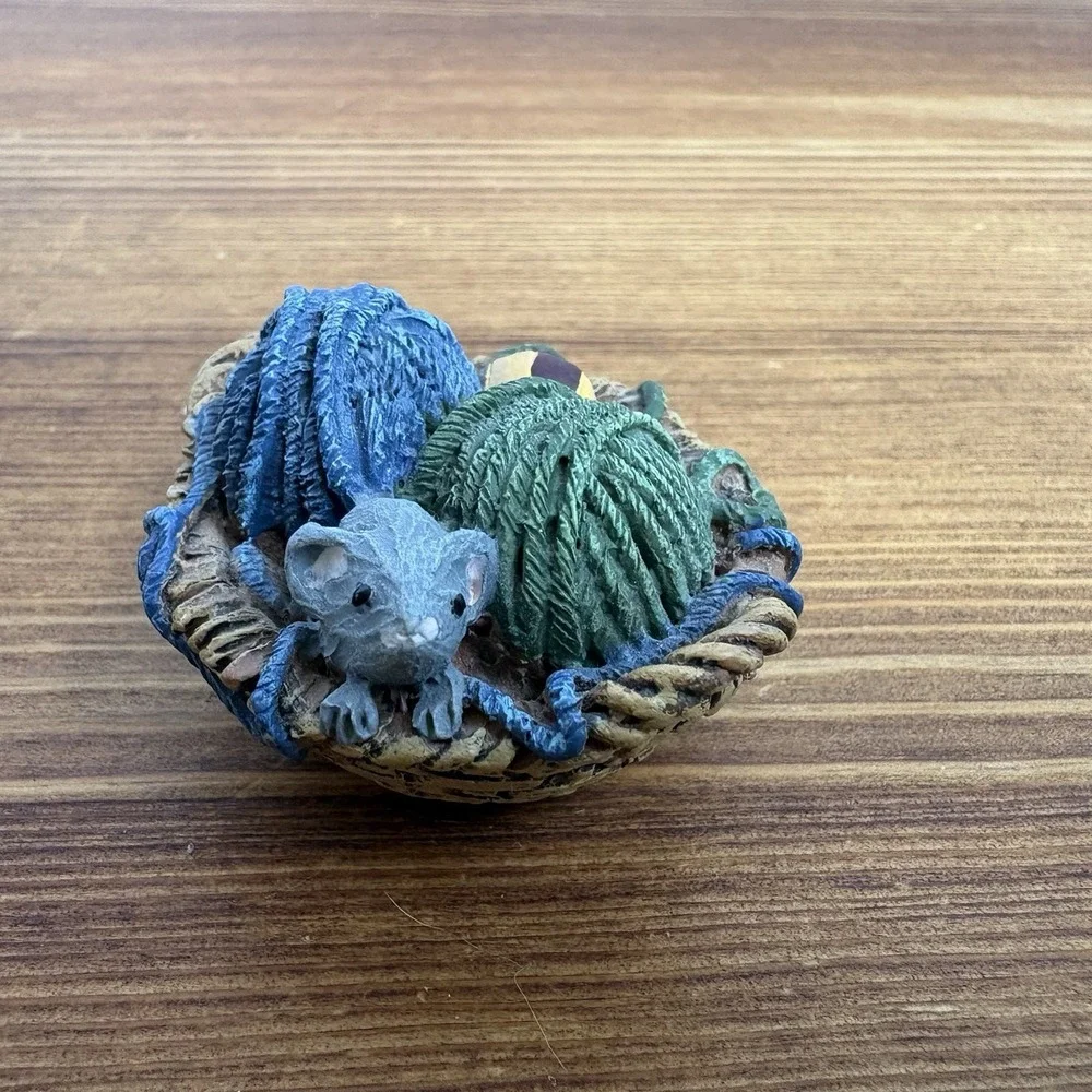 Vintage Figi Graphics 1996 Cats on Rug Figurine Removable Basket Resin